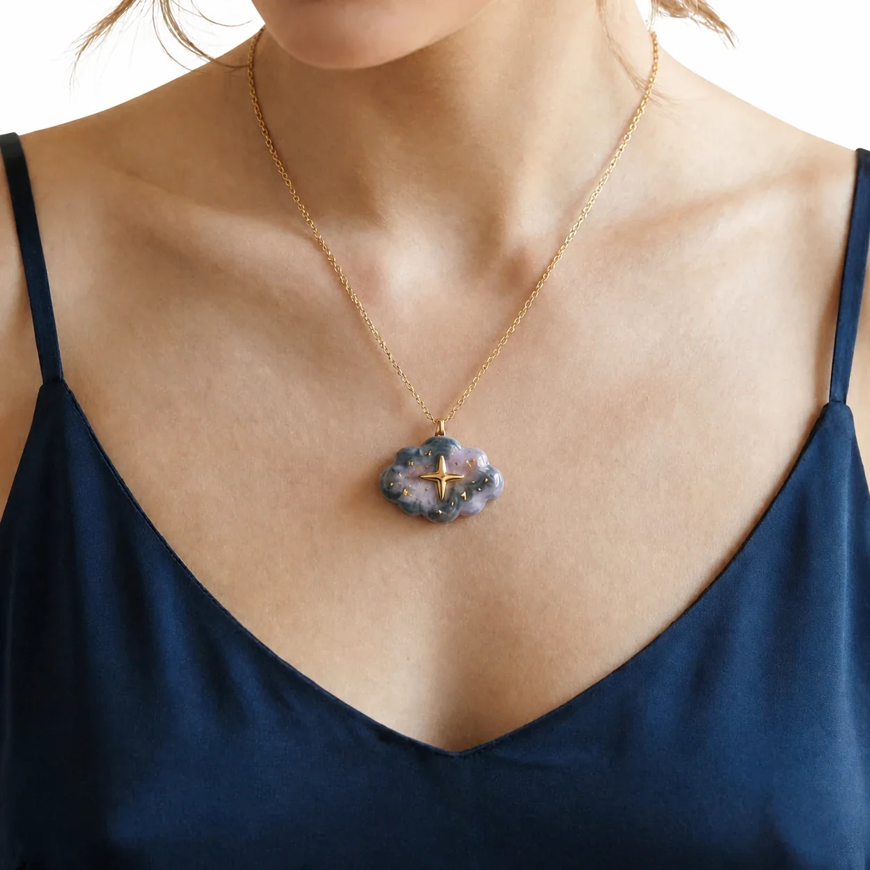 Produktfoto: Verspielte Edelstahl-Halskette – Vergoldete Ankerkette mit Pastell-Charm