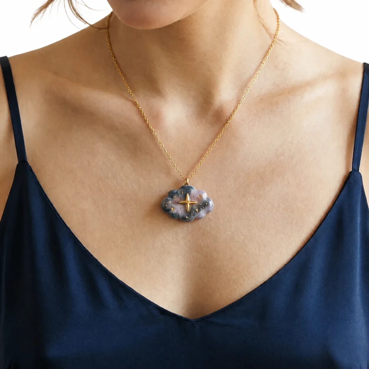 Produktfoto: Verspielte Edelstahl-Halskette – Vergoldete Ankerkette mit Pastell-Charm