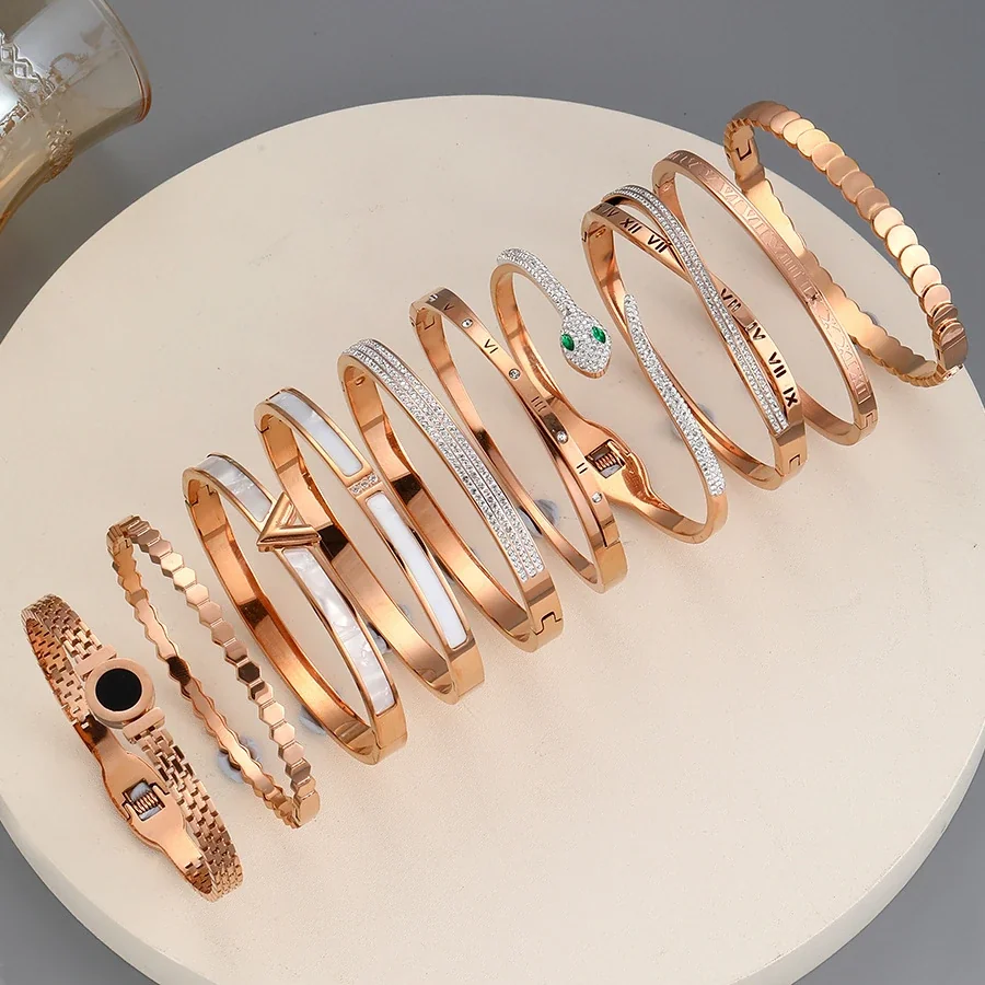 Foto del producto: Brazaletes: Filas de Cristales y Números Romanos, Chapados en Oro Rosa