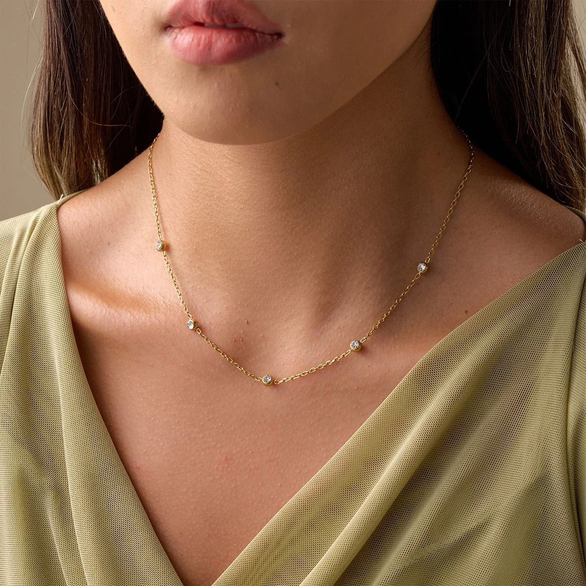 Ketting: Vijf kristallen in kastzetting van 18K verguld roestvrij staal productfoto
