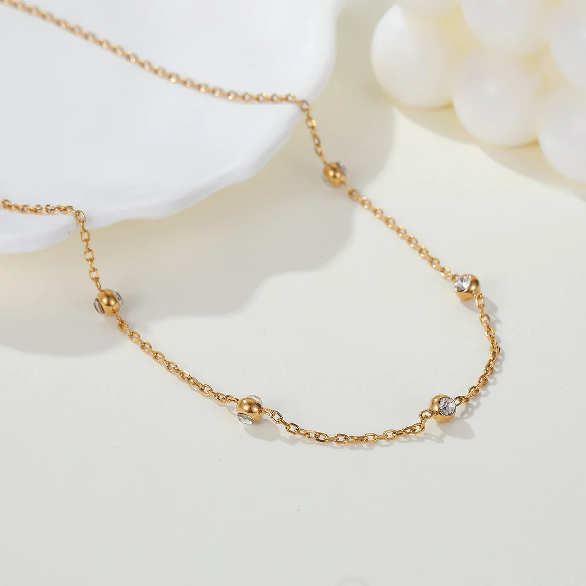 Ketting: Vijf kristallen in kastzetting van 18K verguld roestvrij staal productfoto