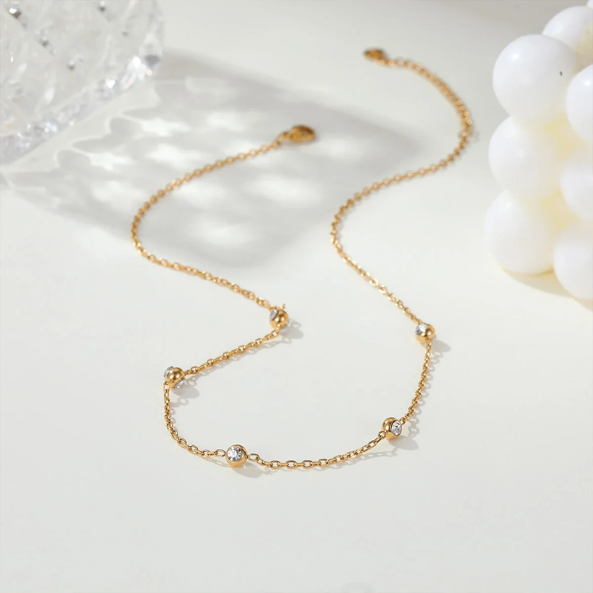 Ketting: Vijf kristallen in kastzetting van 18K verguld roestvrij staal productfoto