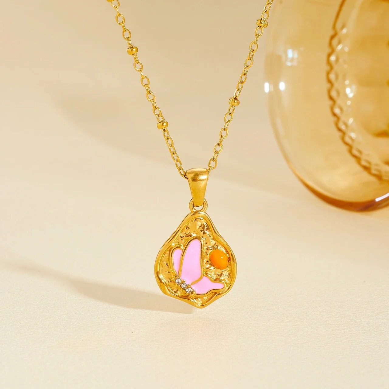 Produktfoto: Schmetterling-Anhänger-Halskette, pinke Emaille, goldplattierter Stahl