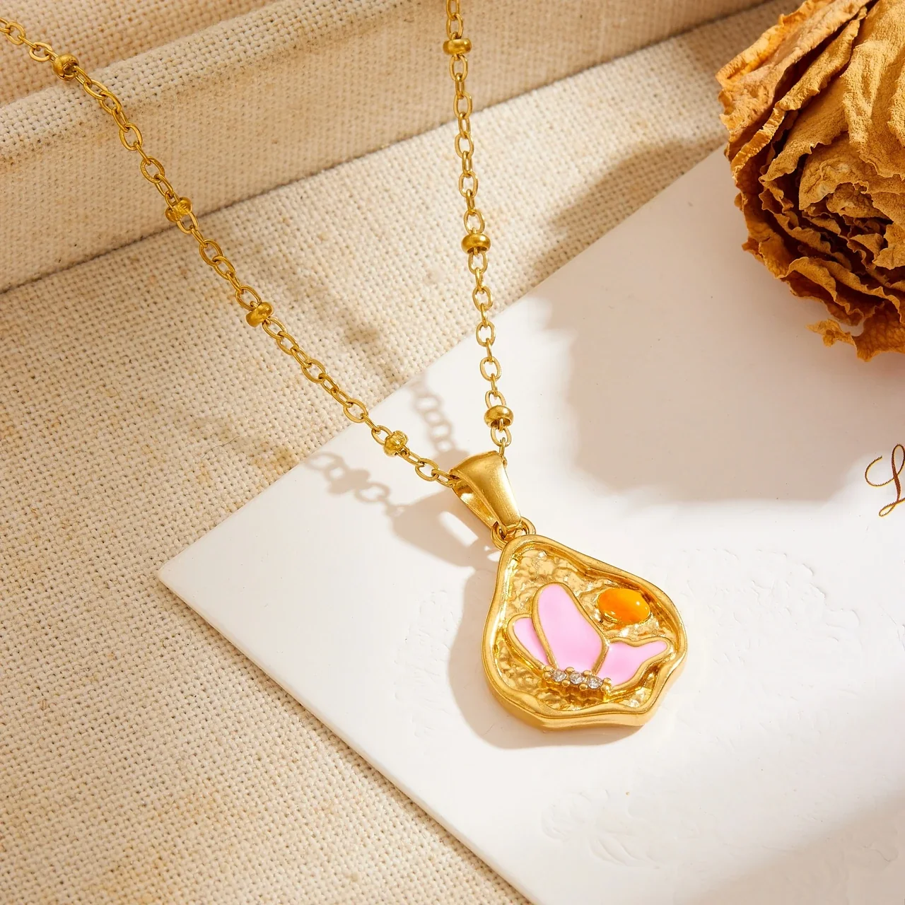Produktfoto: Schmetterling-Anhänger-Halskette, pinke Emaille, goldplattierter Stahl