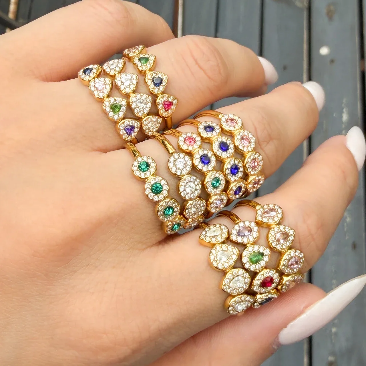 Foto del producto: Set de joyería, anillo halo de corazón y aros, acero con PVD de oro de 18K