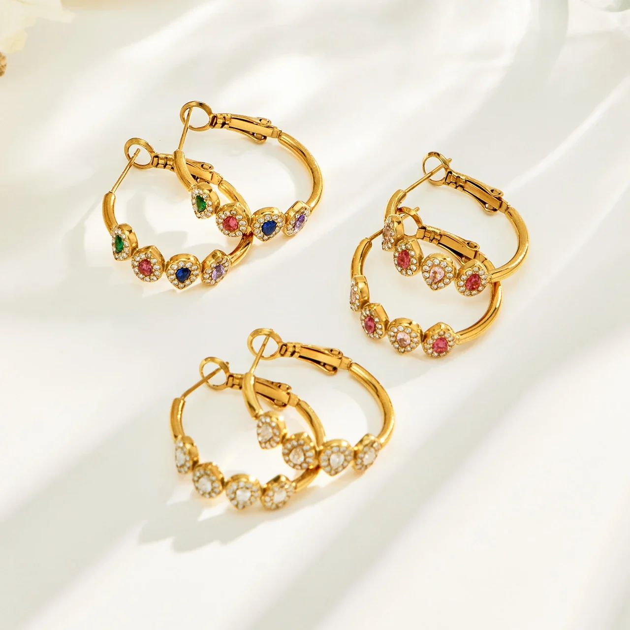 Foto del producto: Set de joyería, anillo halo de corazón y aros, acero con PVD de oro de 18K