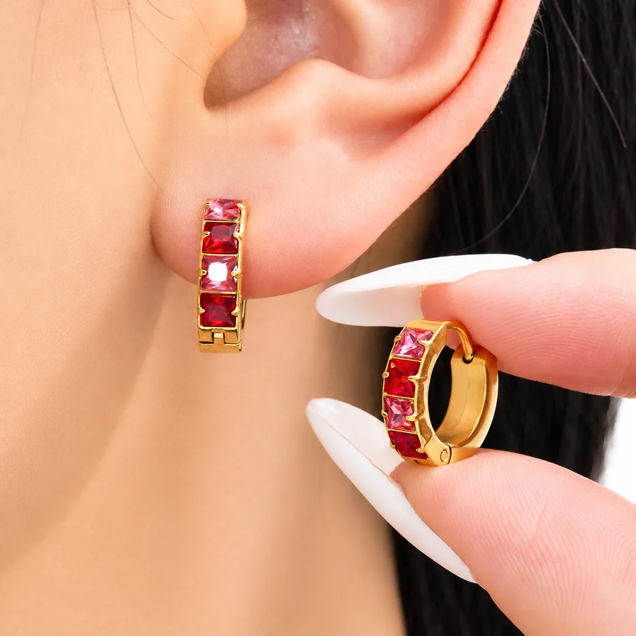 Huggie-oorringen met vierkante CZ-stenen en 18K goudkleurige PVD productfoto