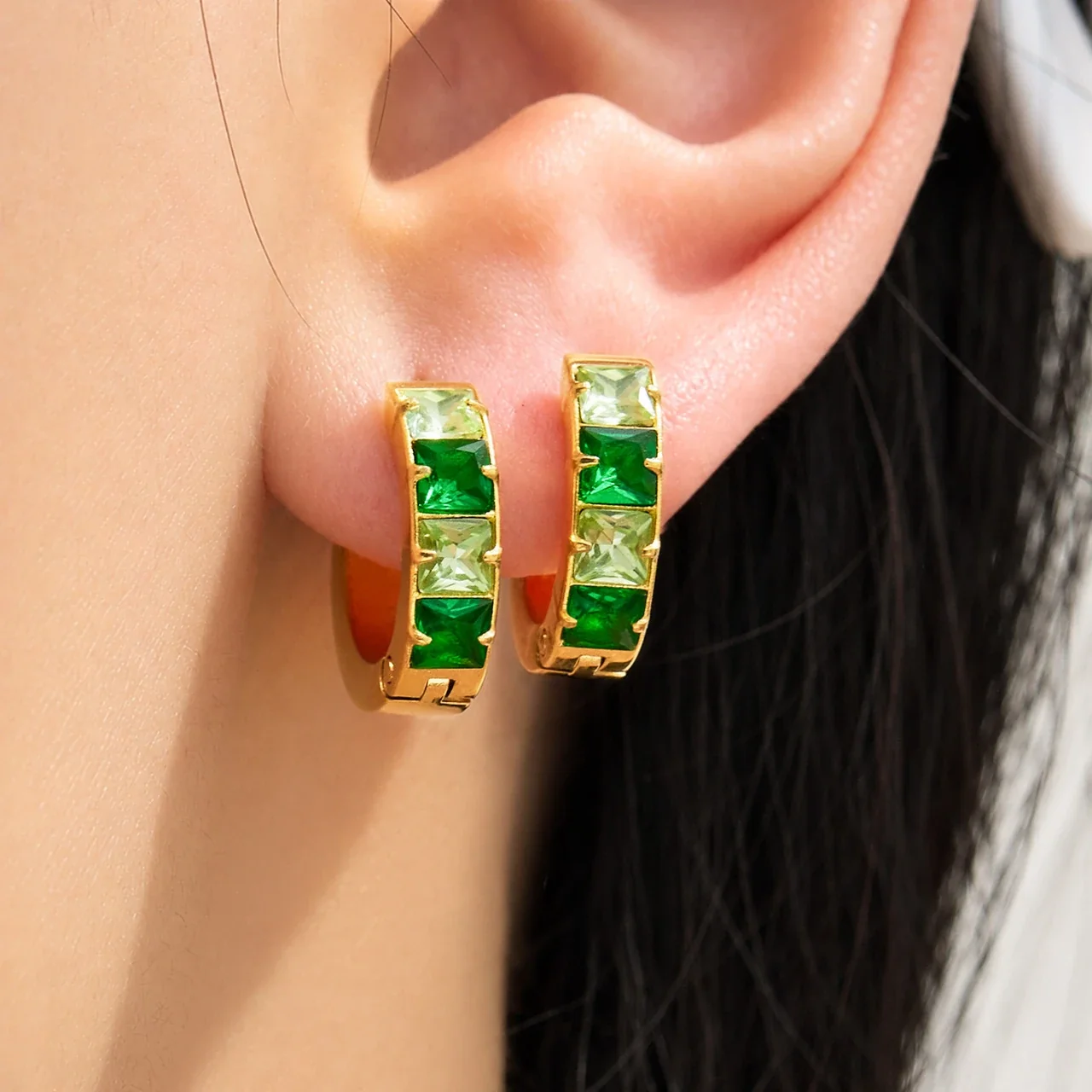 Huggie-oorringen met vierkante CZ-stenen en 18K goudkleurige PVD productfoto
