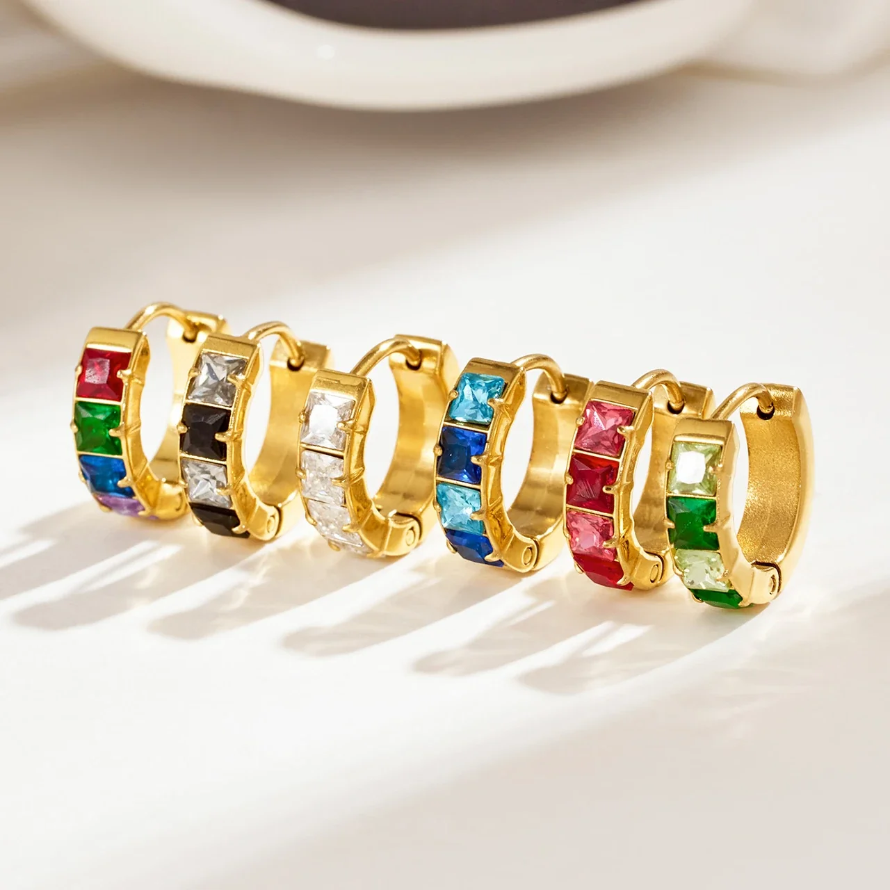 Huggie-oorringen met vierkante CZ-stenen en 18K goudkleurige PVD productfoto
