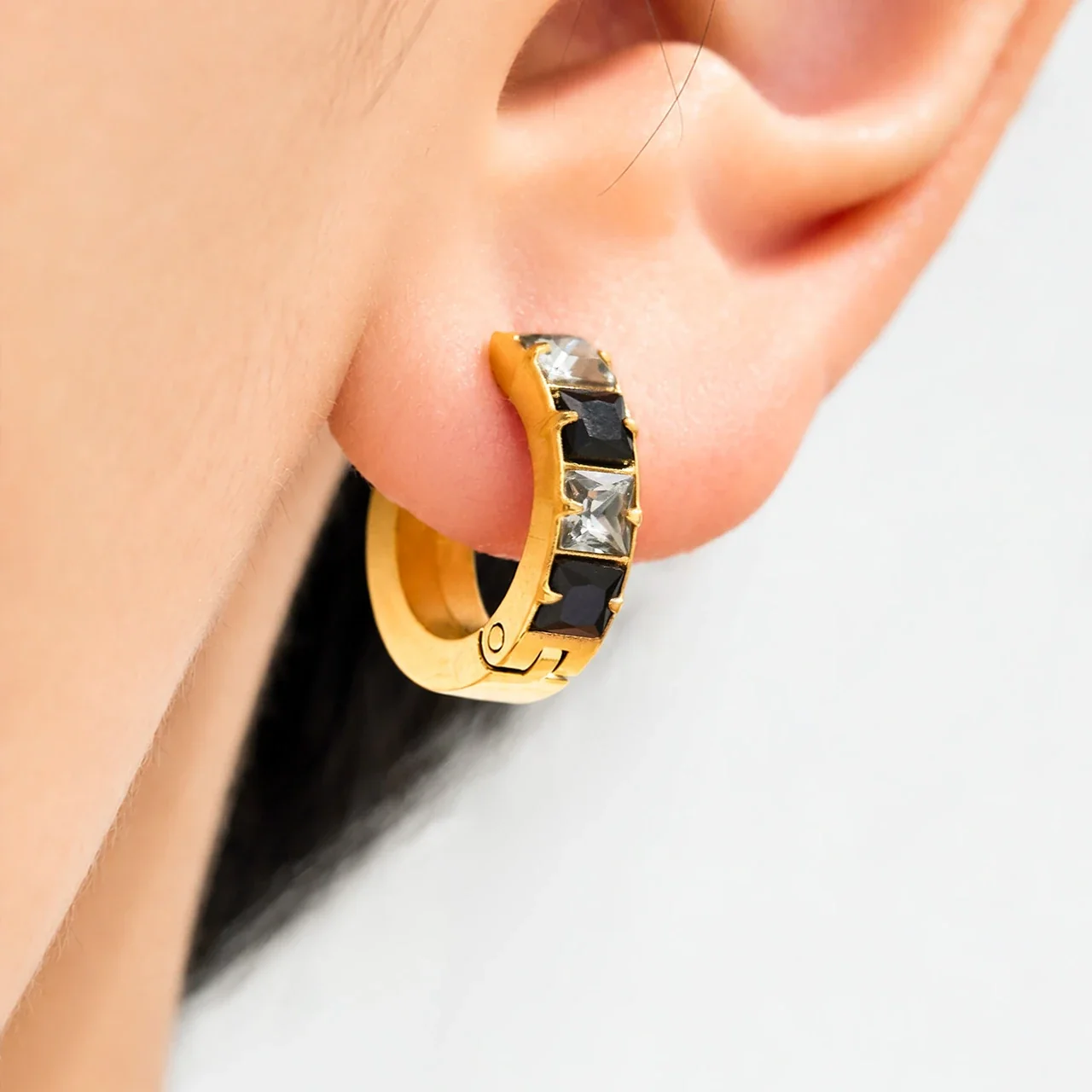 Huggie-oorringen met vierkante CZ-stenen en 18K goudkleurige PVD productfoto