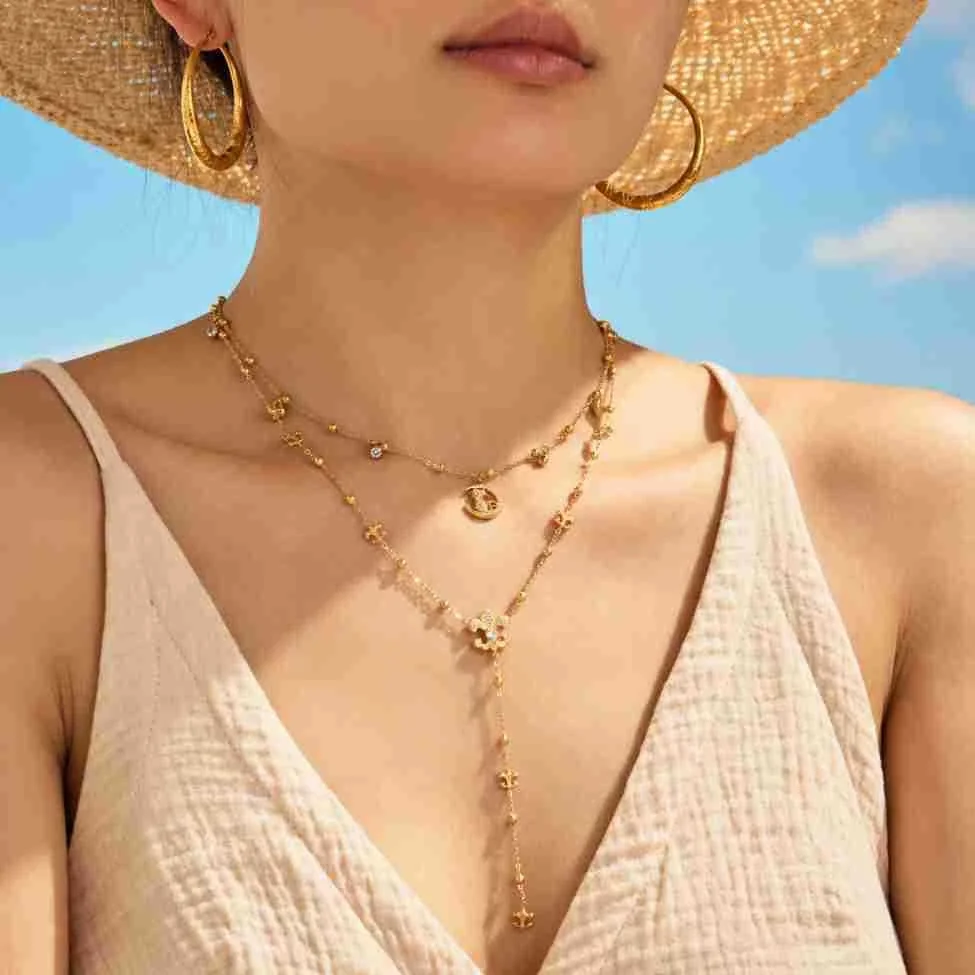Foto del producto: Collar con charms de gato y luna o trébol de cristal PVD dorado