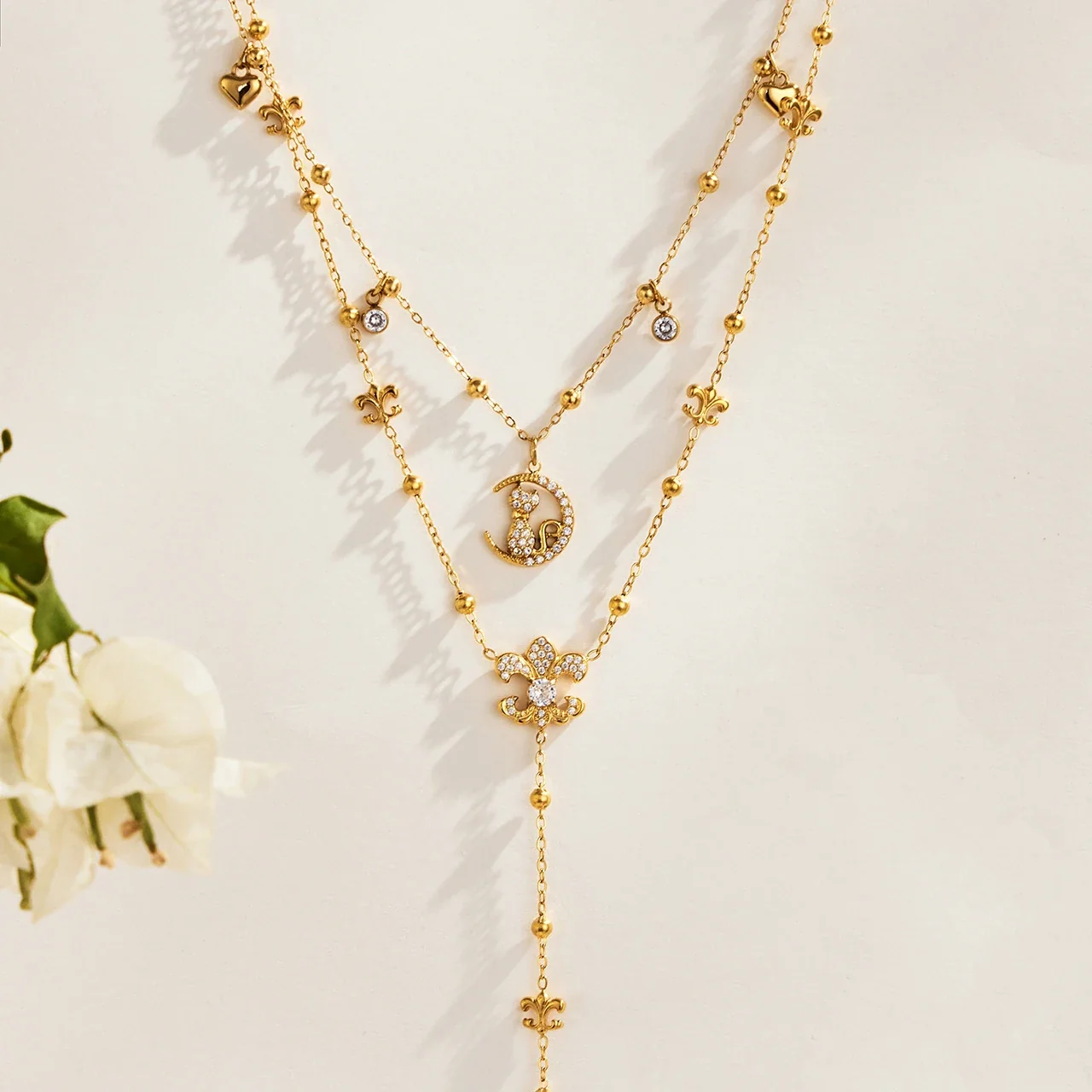 Foto del producto: Collar con charms de gato y luna o trébol de cristal PVD dorado
