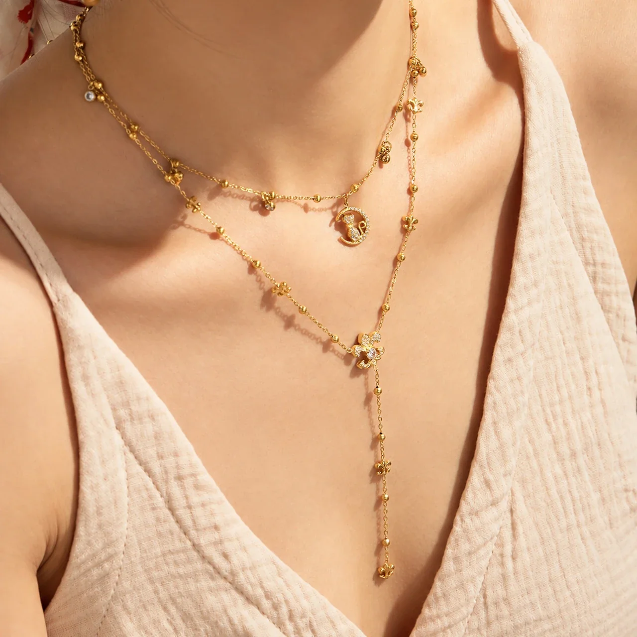 Foto del producto: Collar con charms de gato y luna o trébol de cristal PVD dorado