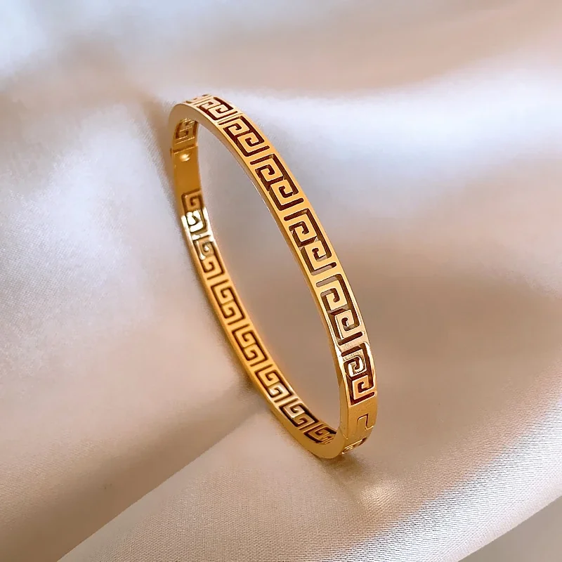 Bangle met Grieks sleutelmotief en uitsparingen, verguld roestvrij staal productfoto