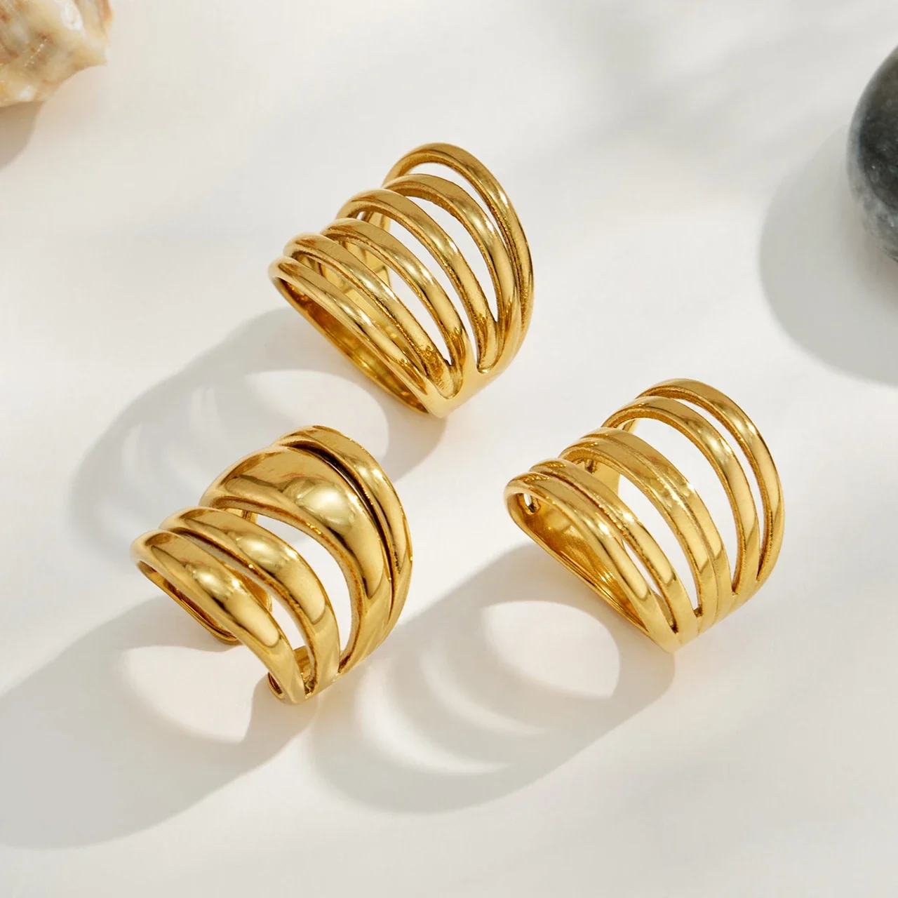 Photo produit : Bague géométrique à bandes multiples en acier inoxydable 316 plaqué or