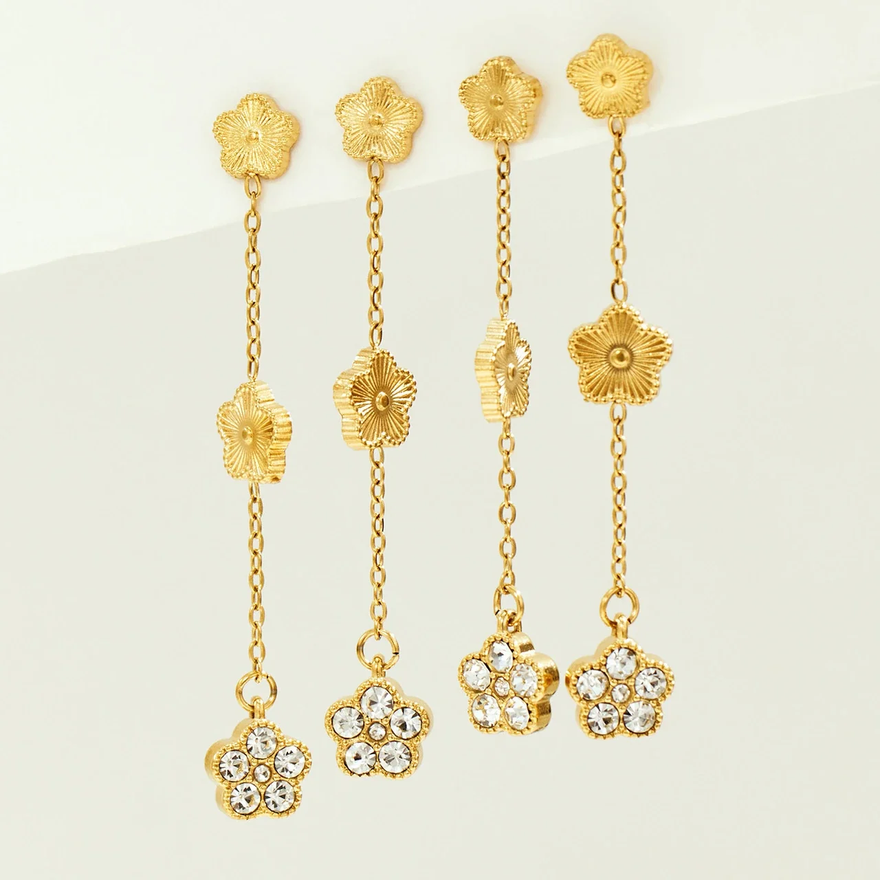 Bloemenketting-hangoorbellen met zirkonia, verguld roestvrij staal productfoto