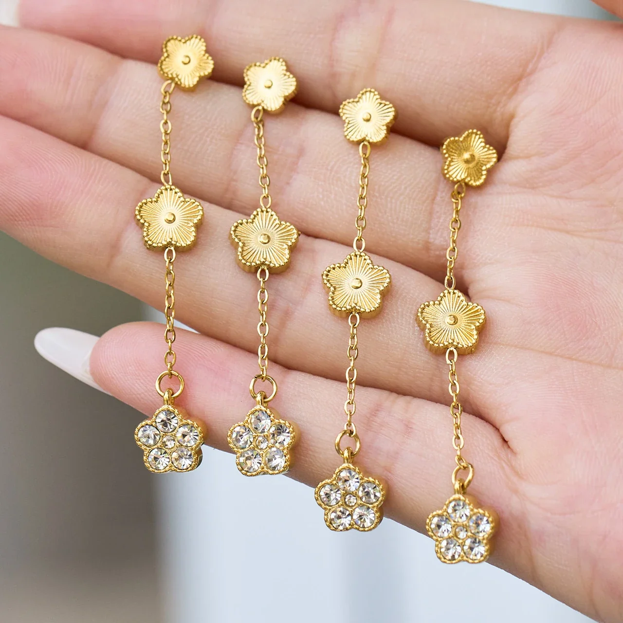 Bloemenketting-hangoorbellen met zirkonia, verguld roestvrij staal productfoto
