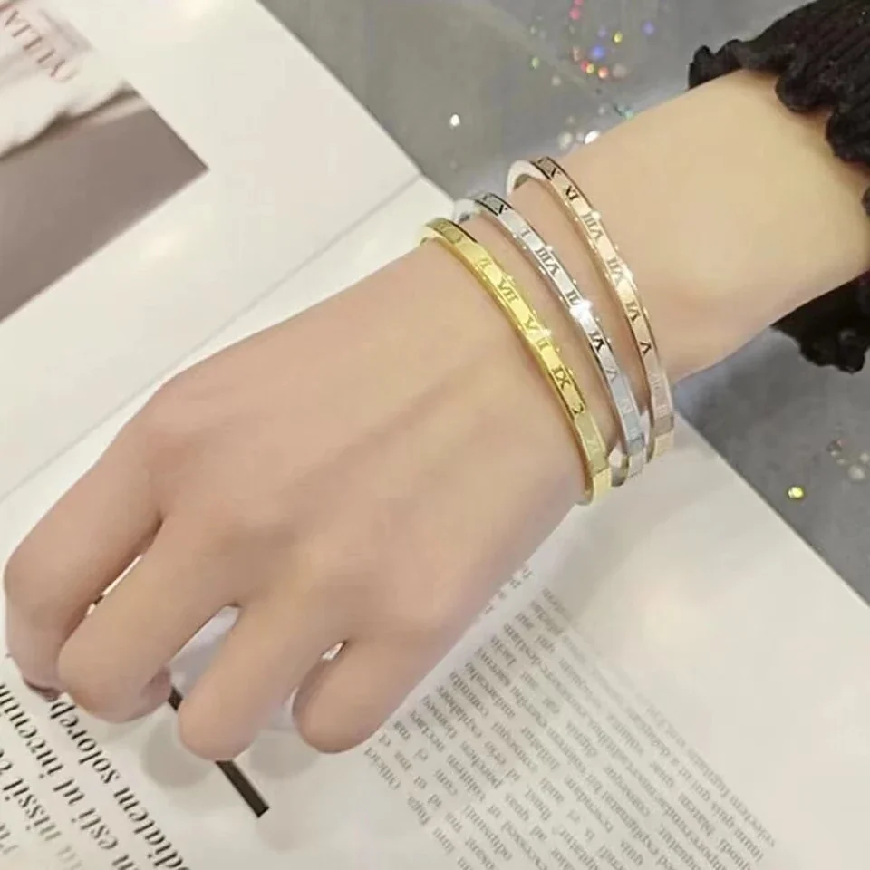 Foto del producto: Brazalete de números romanos con perfil facetado, acero inoxidable