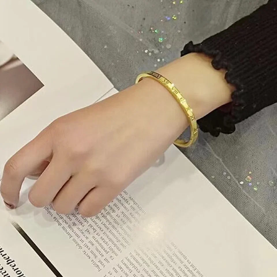 Foto del producto: Brazalete de números romanos con perfil facetado, acero inoxidable