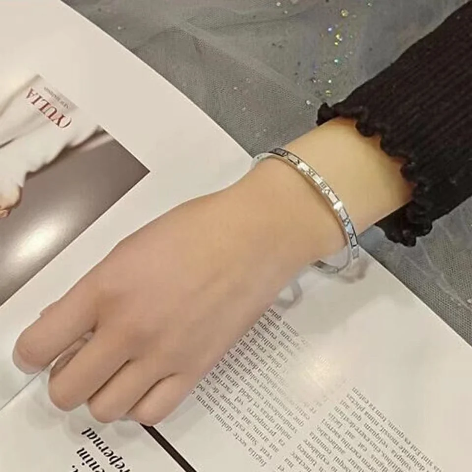 Foto del producto: Brazalete de números romanos con perfil facetado, acero inoxidable