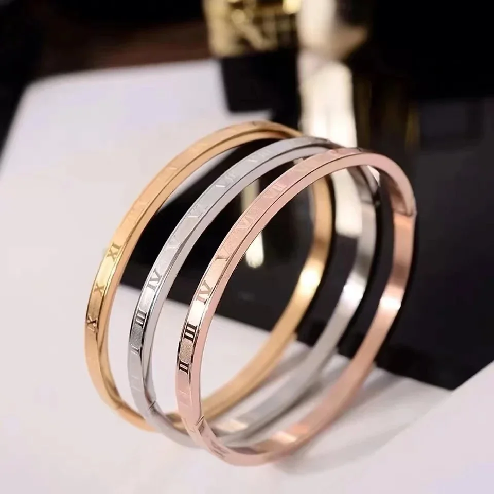 Foto del producto: Brazalete de números romanos con perfil facetado, acero inoxidable