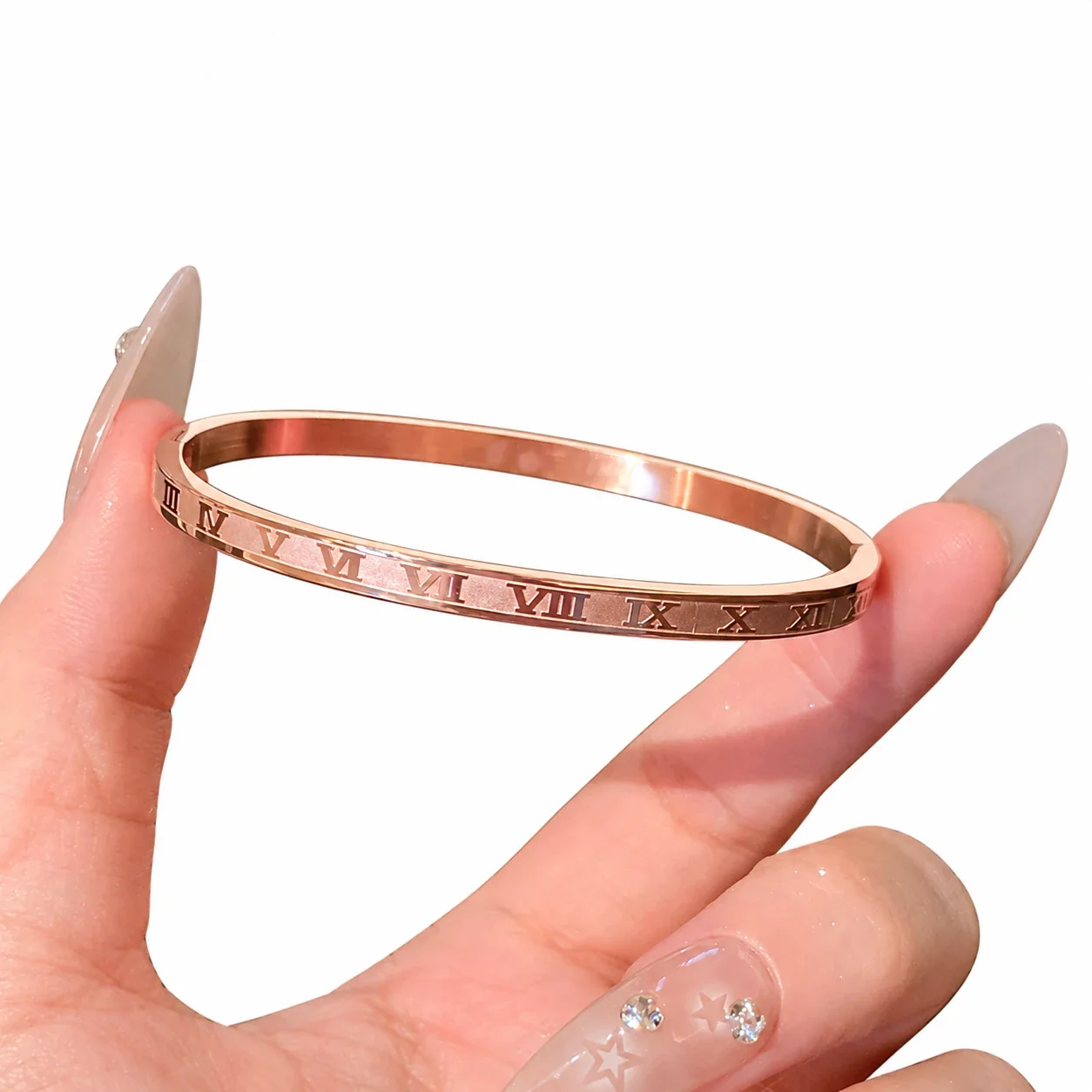 Foto del producto: Brazalete de números romanos con perfil facetado, acero inoxidable