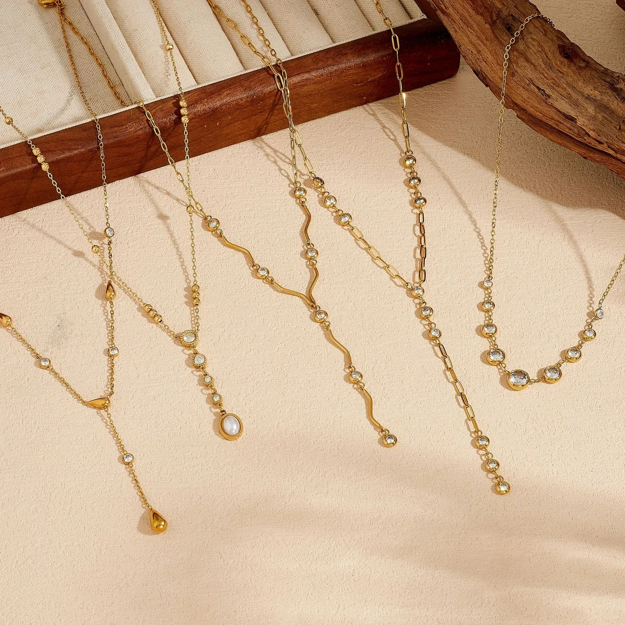 Photo produit : Collier Y avec cristaux sertis clos en acier inoxydable plaqué or