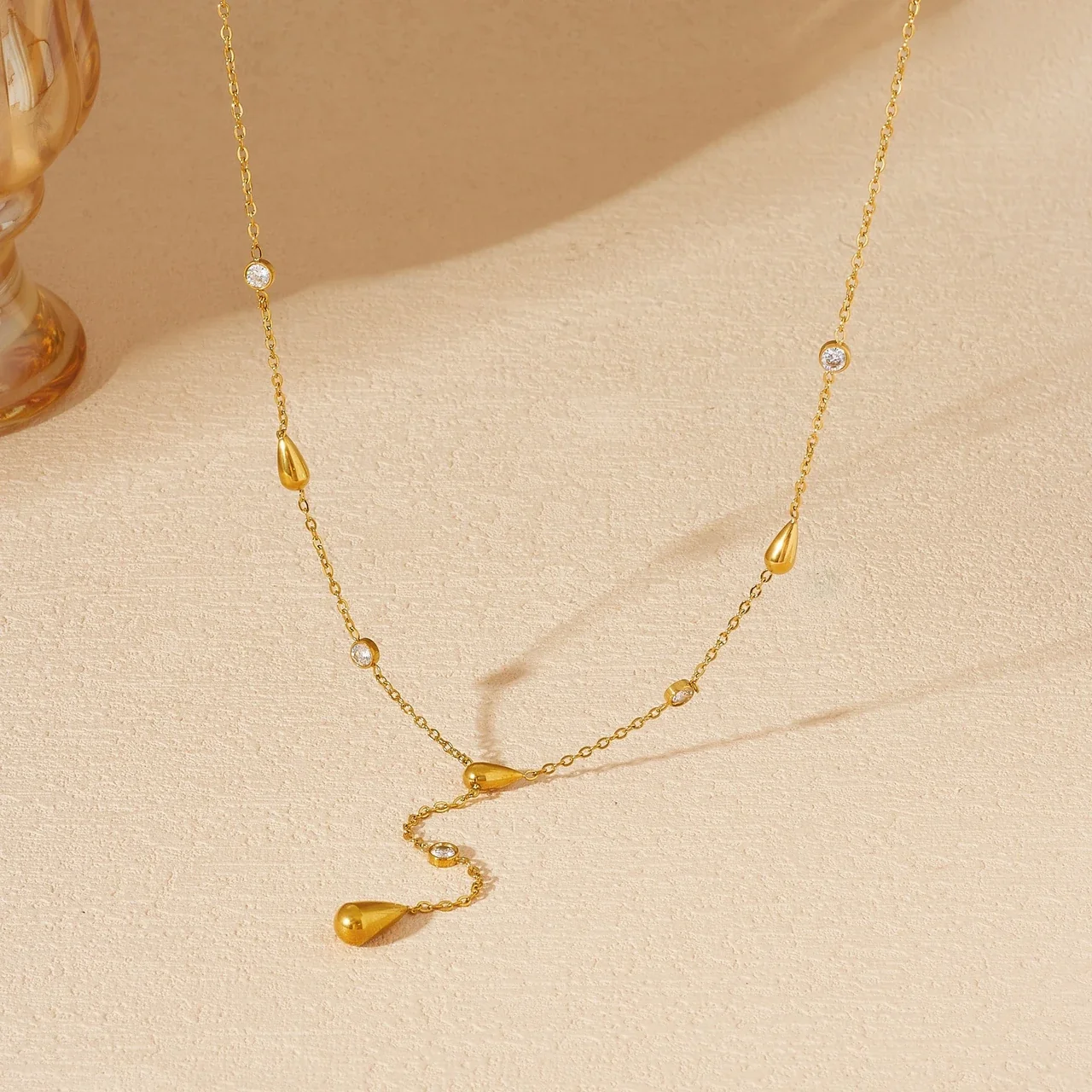Photo produit : Collier Y avec cristaux sertis clos en acier inoxydable plaqué or