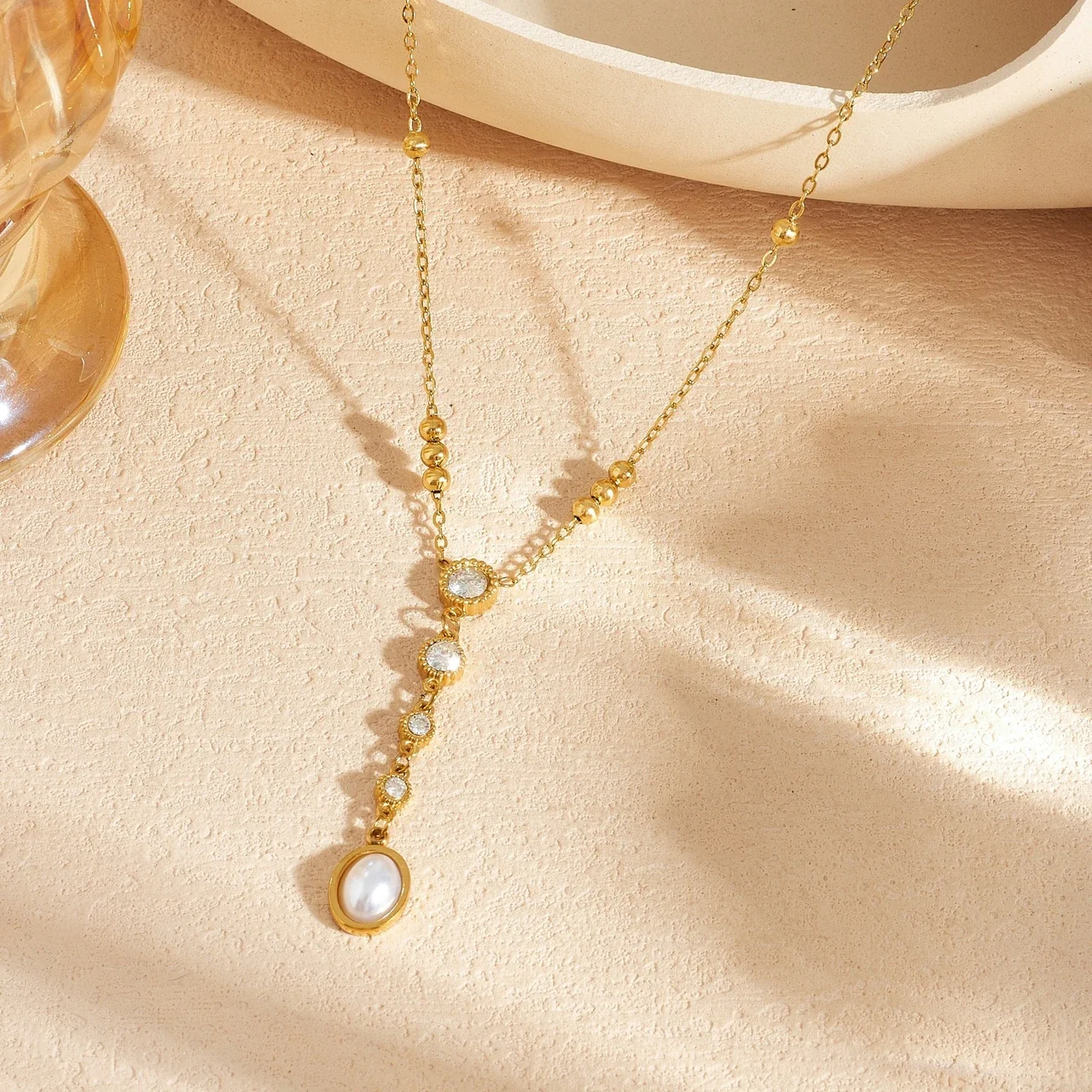 Photo produit : Collier Y avec cristaux sertis clos en acier inoxydable plaqué or