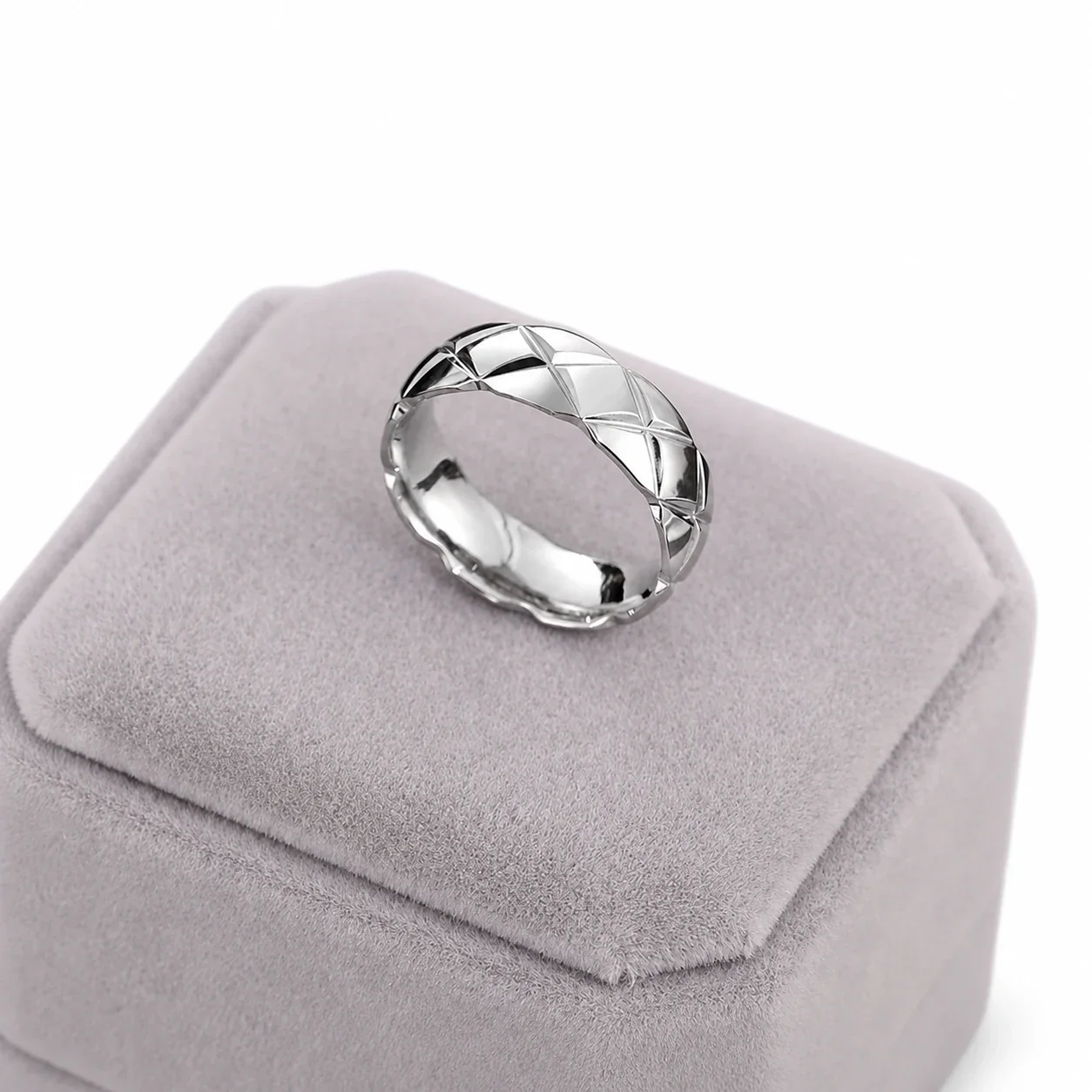 Faceted Gold-Plated Diamond-Pattern Wide Band Ring