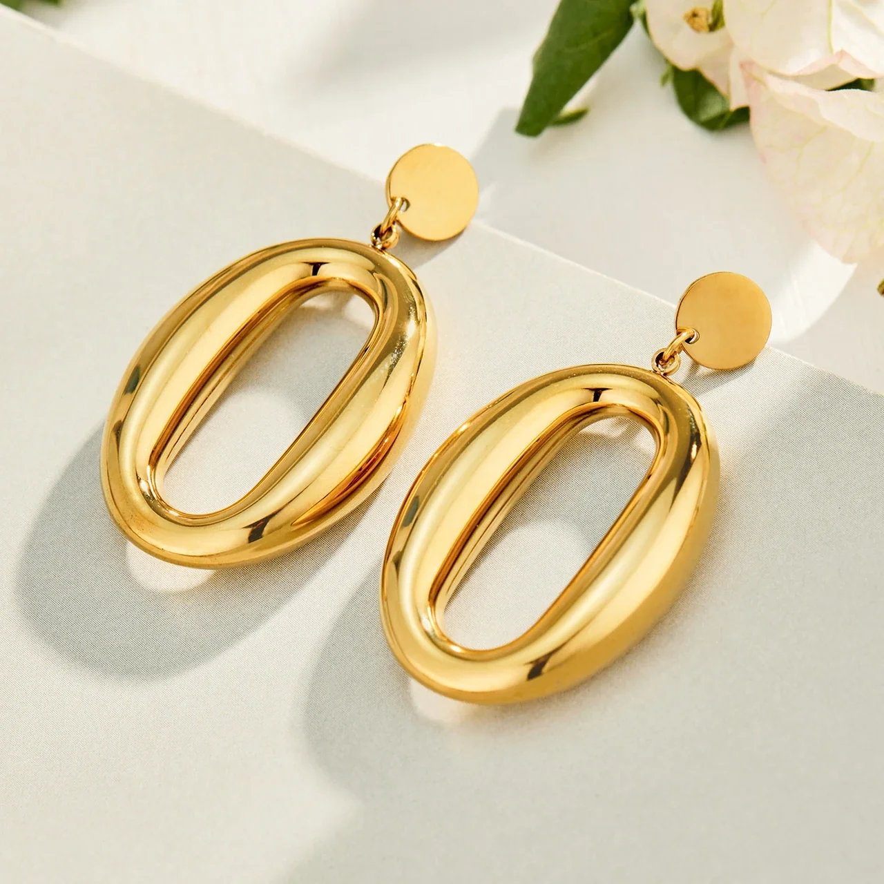 Produktfoto: Ovale Hängeohrringe, verschachteltes Durchbruchdesign, Gold-PVD-Edelstahl 316