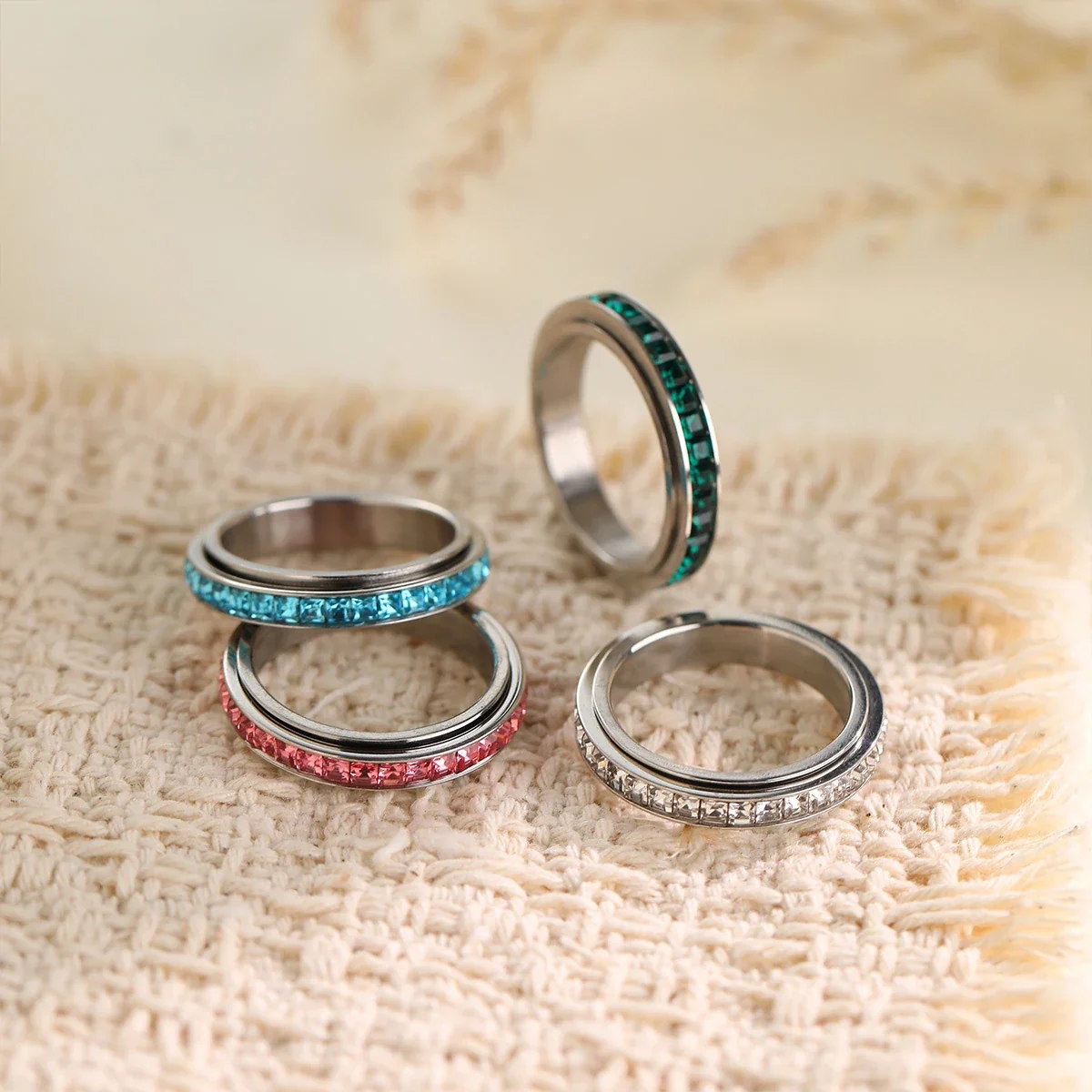 Draaiende ring met kanaalgezette kristallen van roestvrij staal productfoto