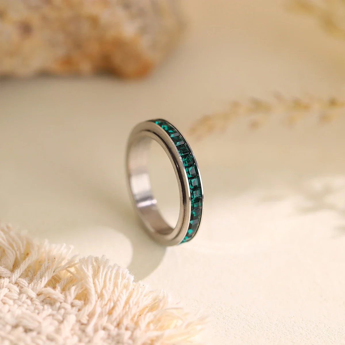 Draaiende ring met kanaalgezette kristallen van roestvrij staal productfoto