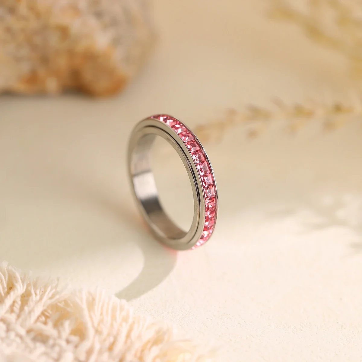 Draaiende ring met kanaalgezette kristallen van roestvrij staal productfoto