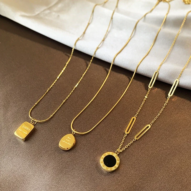Ketting: gelaagde staafschakels met Romeinse wijzerplaat, verguld roestvrij staal productfoto