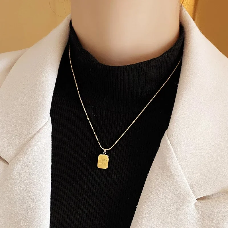 Ketting: gelaagde staafschakels met Romeinse wijzerplaat, verguld roestvrij staal productfoto