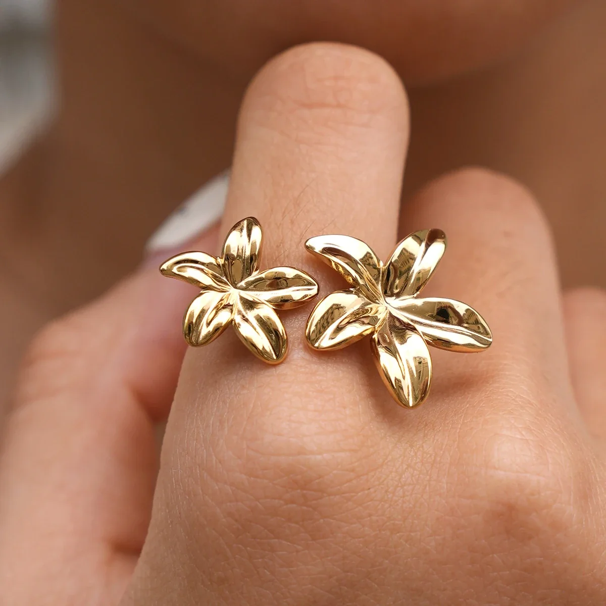 Ring met Twee Vijfbladige Bloemen van Roestvrij Staal met Goudkleurige PVD productfoto