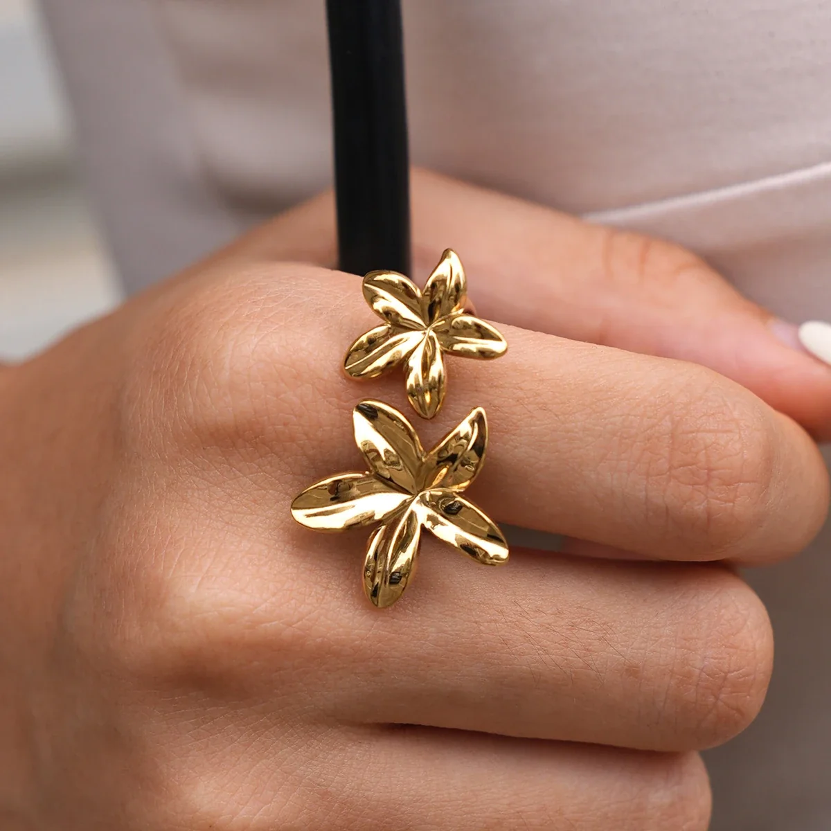 Ring met Twee Vijfbladige Bloemen van Roestvrij Staal met Goudkleurige PVD productfoto