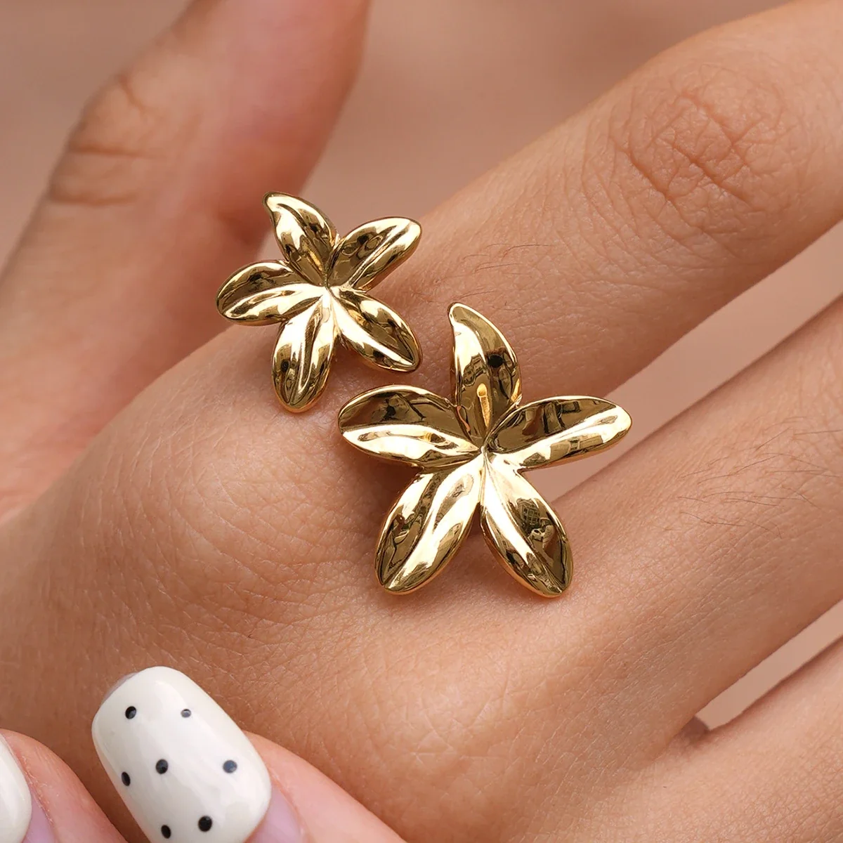 Ring met Twee Vijfbladige Bloemen van Roestvrij Staal met Goudkleurige PVD productfoto