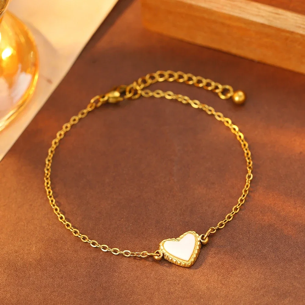 Produktfoto: Armband mit weißer Herzeinlage, 18K vergoldeter 316 Edelstahl
