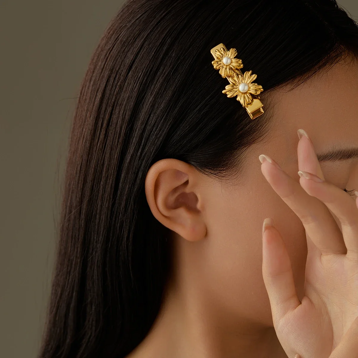 Produktfoto: Flower Hair Clip with Sculpted Petals in 18K Gold-Plated Steel