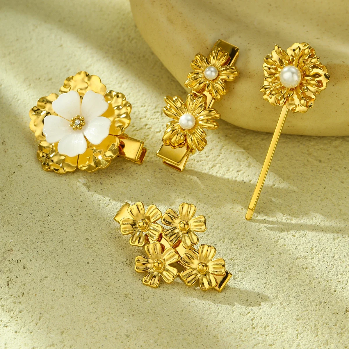Produktfoto: Flower Hair Clip with Sculpted Petals in 18K Gold-Plated Steel