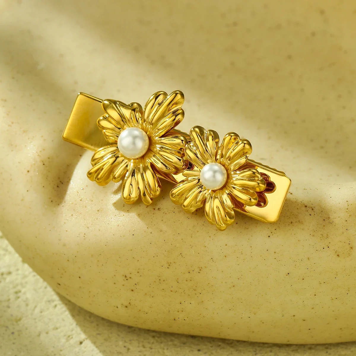 Produktfoto: Flower Hair Clip with Sculpted Petals in 18K Gold-Plated Steel