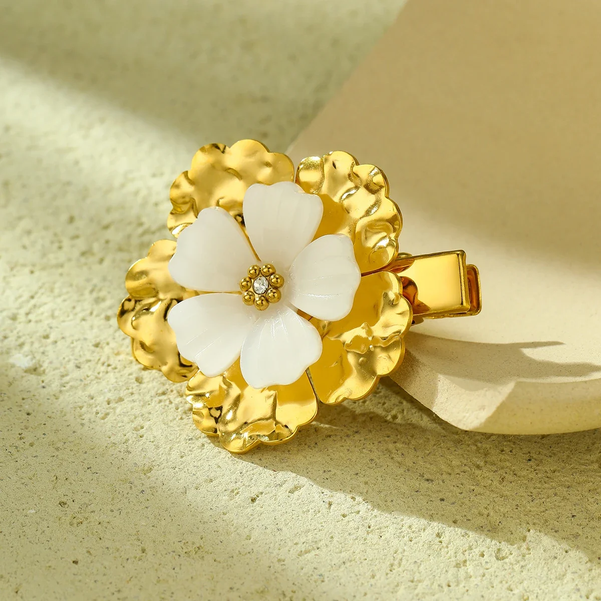 Produktfoto: Flower Hair Clip with Sculpted Petals in 18K Gold-Plated Steel