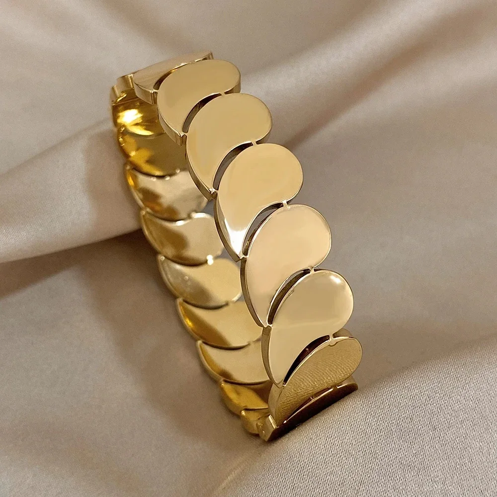 Bangle met overlappende druppelvormige schakels, verguld roestvrij staal productfoto