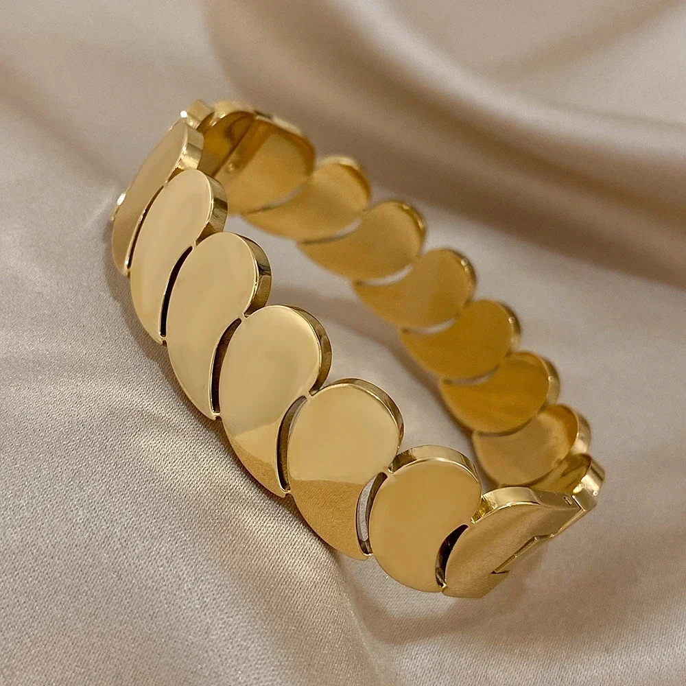 Bangle met overlappende druppelvormige schakels, verguld roestvrij staal productfoto