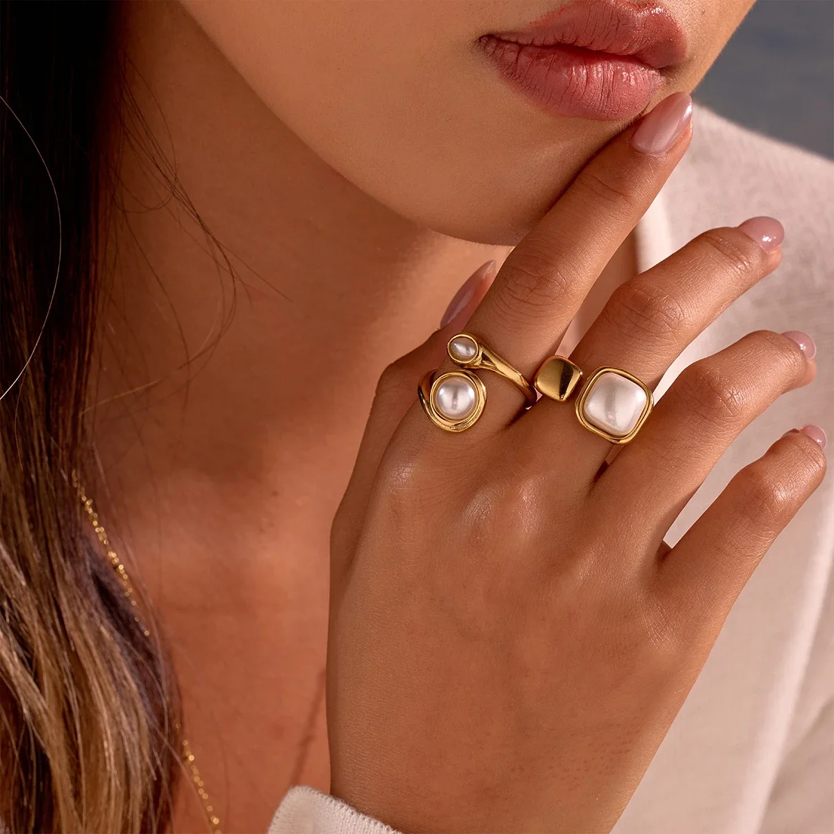Open ring met parelaccenten in zetting, verguld staal productfoto