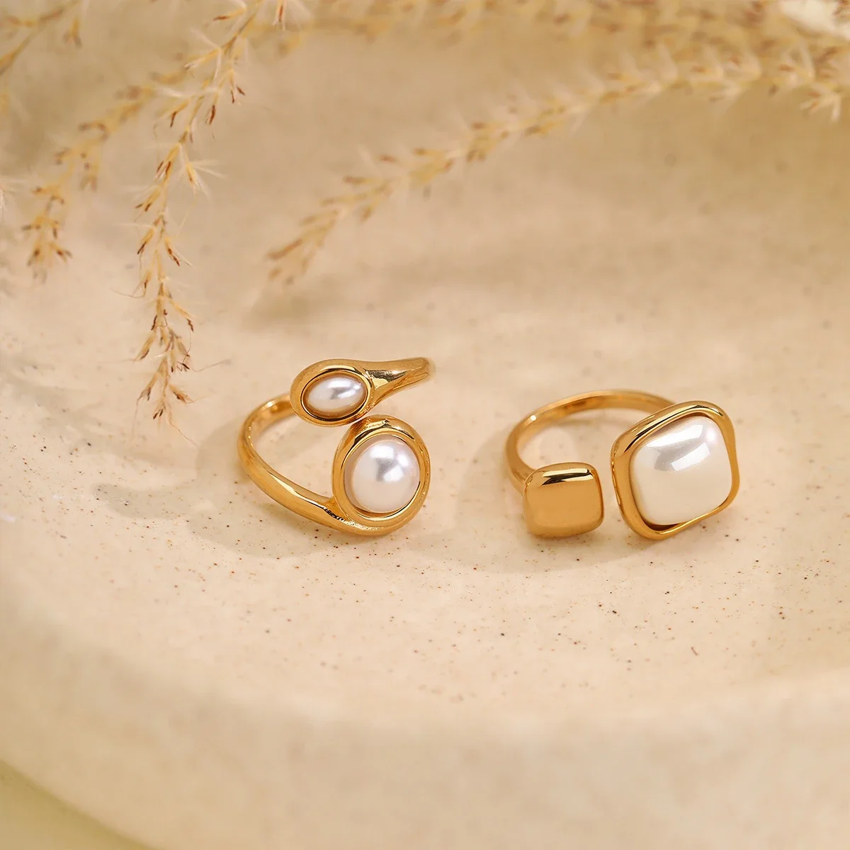 Open ring met parelaccenten in zetting, verguld staal productfoto