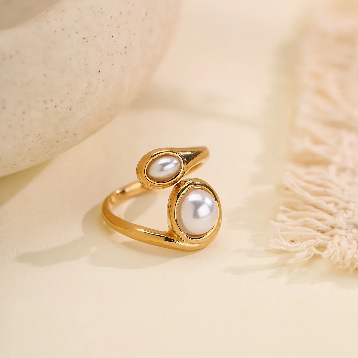 Open ring met parelaccenten in zetting, verguld staal productfoto