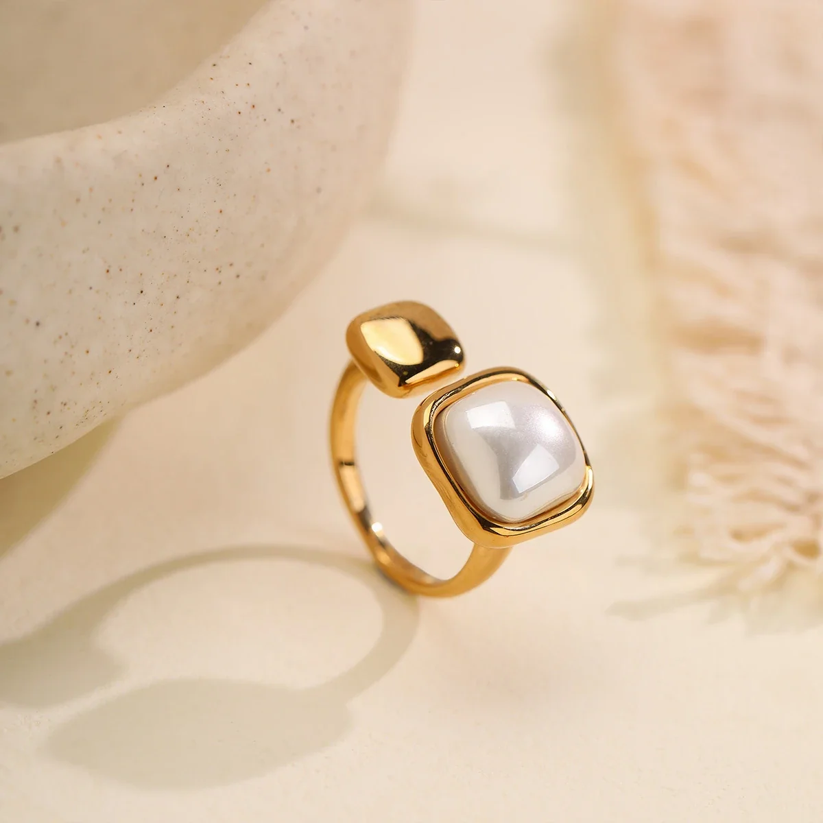 Open ring met parelaccenten in zetting, verguld staal productfoto